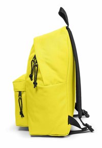 Gul ryggsäck med svarta detaljer, utrustad med en sidoficka, snörstängning och vadderade remmar. Hållbar tygstruktur.
