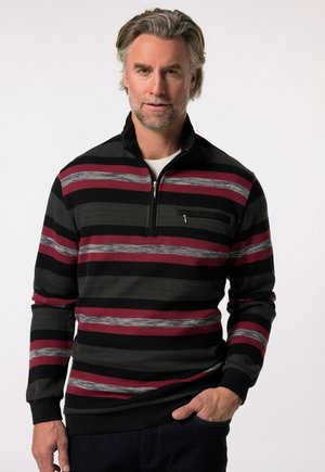 Schwarz, grau und weinrot gestreifter Pullover mit Reißverschlusskragen, geripptem Stoff und einer Brusttasche mit Reißverschlussdetail. Lange Ärmel mit Bündchen.