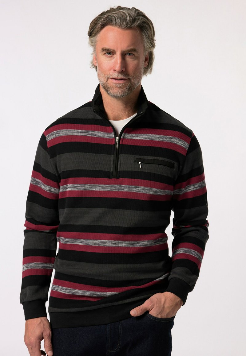 Černý, šedý a kaštanově červený pruhovaný pulovr se zipovým límcem, žebrovaným materiálem a náprsní kapsou se zipovým detailem. Dlouhé rukávy se manžetami.