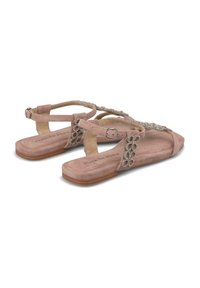 Różowe zamszowe sandały z detalami na pasku z koralikami, otwarty czubek, regulowany pasek na kostkę oraz płaska drewniana podeszwa.