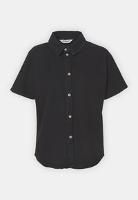 Camisa negra de manga corta hecha de algodón, con cuello, cierre frontal de botones metálicos y dobladillo redondeado.