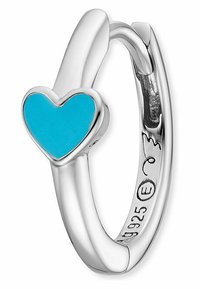 Orecchino a cerchio in argento con una banda liscia, caratterizzato da un cuore smaltato di turchese sul davanti. Marchiato con 925 per argento sterling.