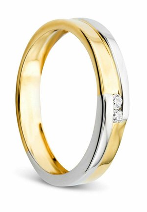 Gold- und Silberring mit einer glatten, polierten Oberfläche, der auf einer Seite zwei kleine, runde Diamanten hat.