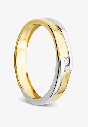 Złota i srebrna obrączka z gładkim, wypolerowanym wykończeniem, z dwoma małymi, okrągłymi diamentami osadzonymi po jednej stronie.