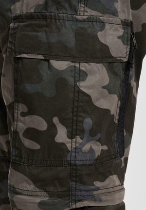 Pantaloni cargo din material de camuflaj cu buzunar cu clapetă și fermoar vertical negru pe partea dreaptă.