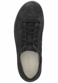 Sneaker in suede nera con lacci, dotata di tomaia testurizzata, punta arrotondata e suola in gomma. Presenta sei asole e un colletto leggermente imbottito.