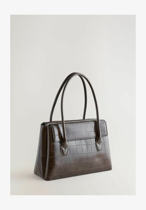 Borsa a mano in pelle marrone con texture trapuntata, forma rettangolare, doppi manici e chiusura superiore sicura. Presenta dettagli laterali angolari.