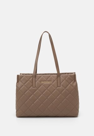 Ruskeanharmaa tikattu nahkainen olkalaukku, jossa pitkät kahvat ja kullanvärinen Valentino-logo keskellä etupaneelia.