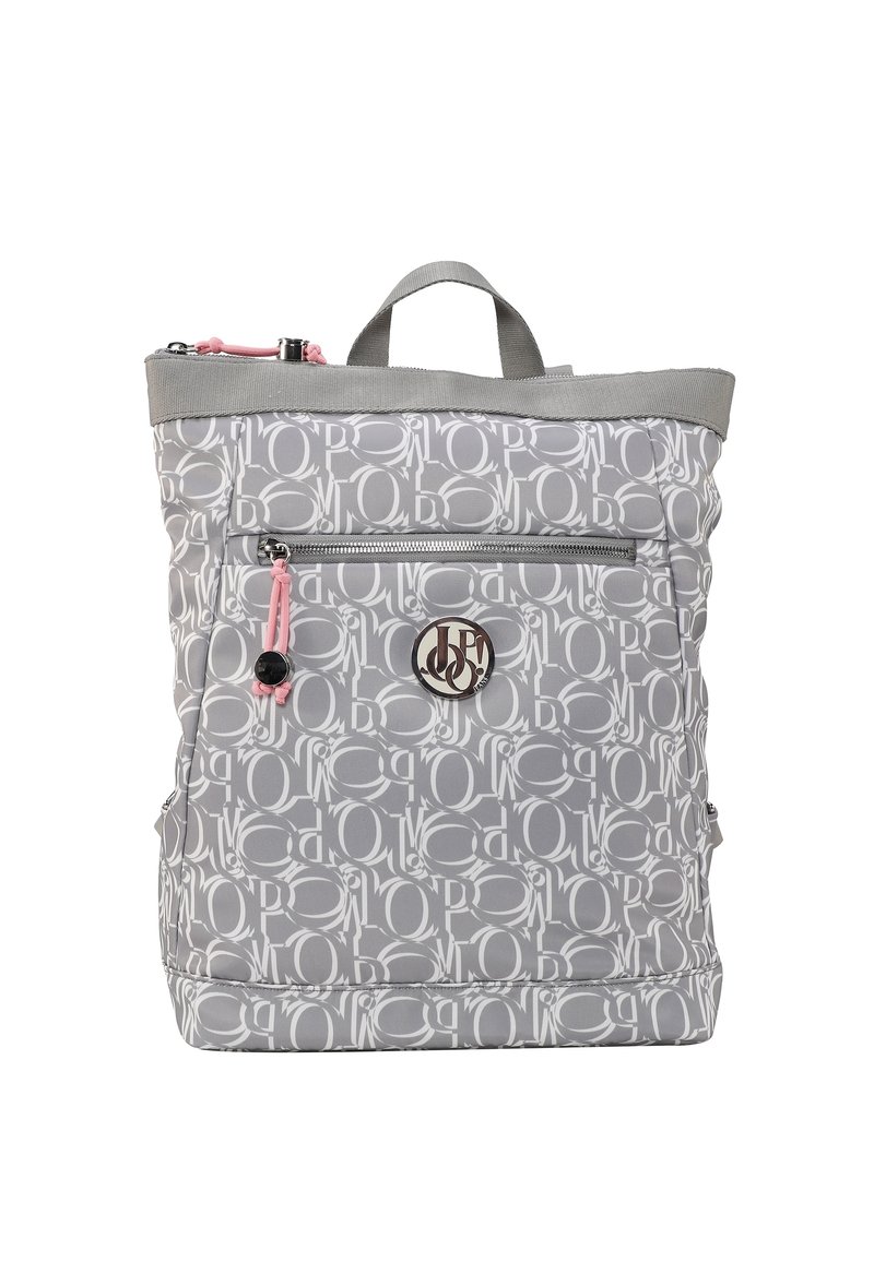 Szary plecak z powtarzającym się wzorem logo, srebrnymi elementami, przednią kieszenią na zamek i różowymi akcentami. Posiada górny uchwyt do noszenia.