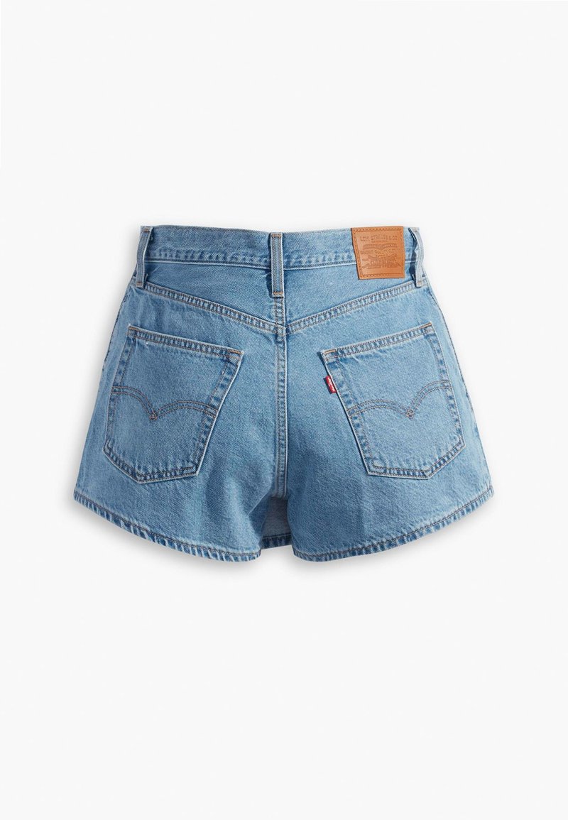 Hellblaue Denim-Shorts mit hoher Taille, sichtbaren Nähten, zwei Gesäßtaschen und einem Lederlabel am Bund.