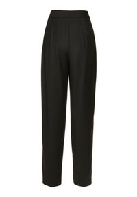 Fekete plissé nadrág magas derék résszel és bő szárú kialakítással. Simával anyag, matt felülettel, látható fém alkatrészek vagy díszítések nélkül.