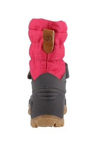 Botas impermeables en rosa y gris con un upper texturizado, cuello acolchado y suela de goma con detalles de tracción. Acento de cuero en la parte trasera.