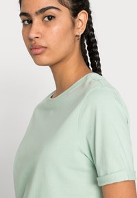 Pieces PCRIA FOLD UP SOLID TEE - T-shirt básica - silt green