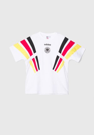 Weißes Baumwoll-T-Shirt mit auffälligen diagonal gestreiften Ärmel in Schwarz, Rot und Gelb sowie einem zentralen schwarzen Logo mit kreisförmigem Design.