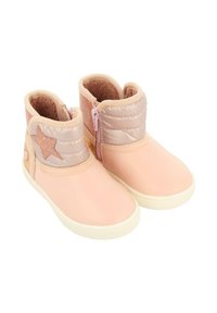 Bottes de cheville synthétiques roses avec un dessus rembourré doux rose et beige, comportant un détail en étoile et une fermeture éclair pour un enfilage facile. Semelle texturée.
