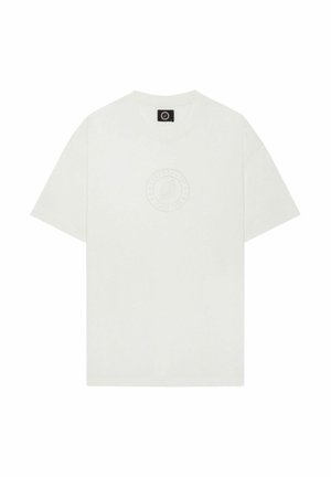 T-shirt en coton blanc avec un col rond et des manches courtes, présentant un logo circulaire texturé sur la poitrine. Texture de tissu lisse.