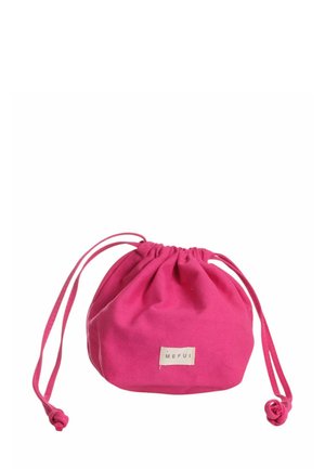 Borsa da viaggio rosa con coulisse realizzata in tessuto di cotone. Presenta una superficie testurizzata e un'etichetta con il nome del marchio "MEFUI" sul lato.