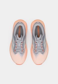 Leichte Laufschuhe mit atmungsaktivem grauem Obermaterial, pinker Sohle und orangefarbenen Akzenten. Verfügen über eine perforierte Struktur für Belüftung.