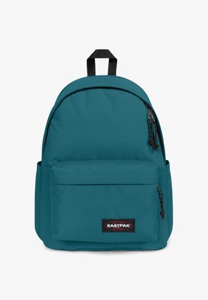 Turkoosi reppu pyöreällä muotoilulla, etupuolella vetoketjullinen tasku ja mustat vetoketjun vedin. Edessä on Eastpak-logo. Kestävä kangasmateriaali.