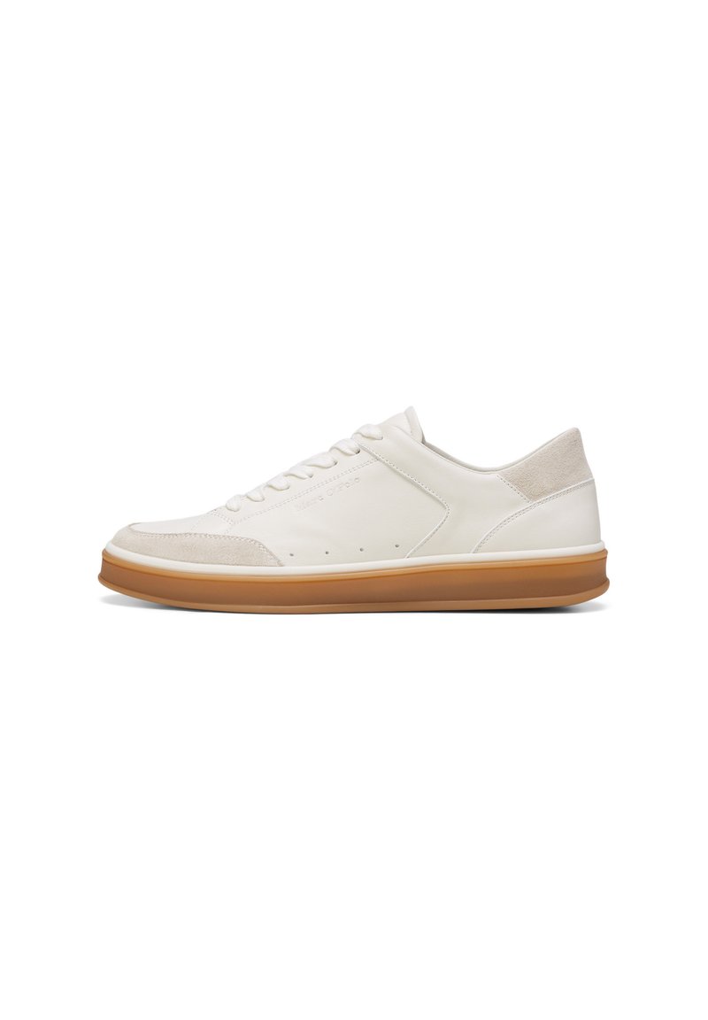 Weiße Ledersneaker mit beigen Wildlederakzenten, runder Zehenpartie, flacher Gummisohle und Schnürdesign. Perforierte Details an den Seiten.