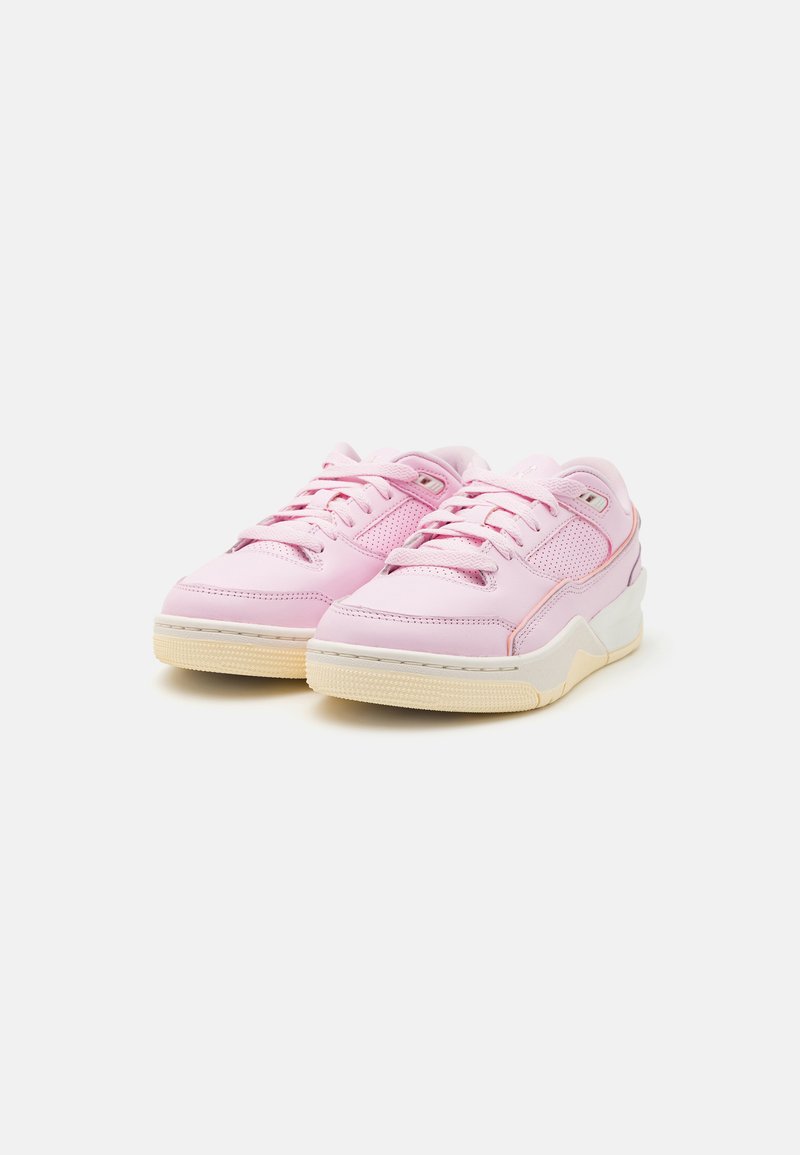 Baskets roses avec un dessus en cuir lisse, des perforations décoratives et une semelle en caoutchouc crème texturée. Lacets et accents de logo subtils sur le côté.