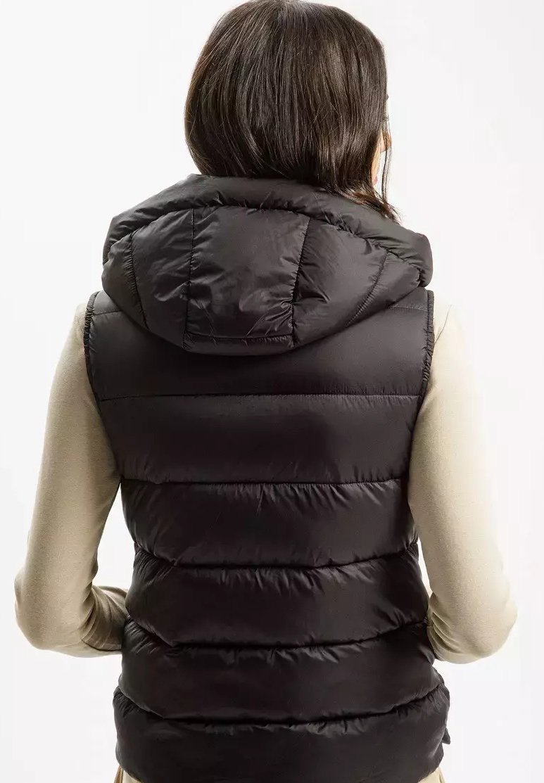 Czarna kamizelka puchowa z kapturem, z wykończeniem w postaci pikowanych sekcji oraz gładką, błyszczącą teksturą, widziana z tyłu.