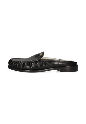 Zwarte leren mule loafer met geplooide details, bont gevoerde binnenkant en een klein gouden embleem op het bandje, vanaf de zijkant getoond.