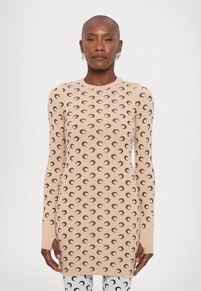 Rochie tricotată bej cu mâneci lungi, având un model repetat de lună în formă de semilună în negru. Decupaj rotund la gât și mansete cu textură ribbed; textură subtilă.