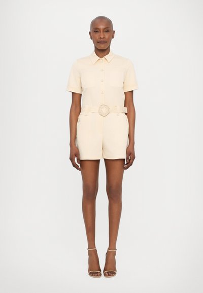 Lichtbeige playsuit met korte mouwen, knoopsluiting en twee voorzakken, cinched taille met bijpassende riem en cirkelvormige gespsluiting.