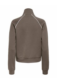 Pull marron à manches longues avec col montant et détail de passepoil blanc le long des coutures des épaules, vu de dos.