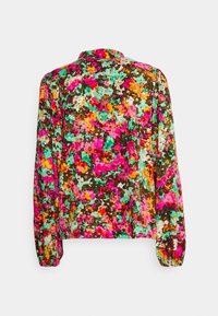 Blouse colorée à motifs floraux avec manches longues, col, et un mélange de teintes roses, vertes et brunes sur un tissu léger.