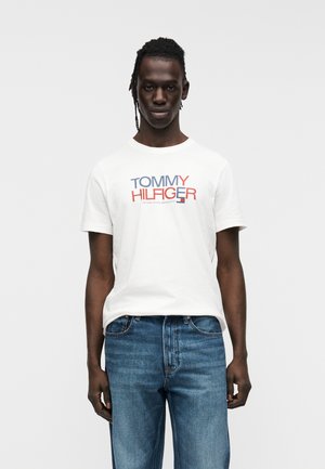 Tommy Hilfiger, LOGO JERSEY CREW NECK T-SHIRT - Μπλουζάκι με στάμπα - white