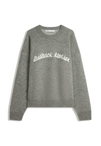 Grauer Strickpullover mit Rundhalsausschnitt, versehen mit weißem gesticktem Text "laidback stories" auf der Brust, gerippten Bündchen und Saum.