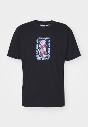 T-shirt en coton noir avec un design graphique incluant des éléments roses et bleus, du texte et des formes abstraites au centre. Manches courtes, col rond.