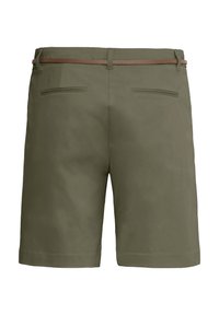 Olíva zöld térdig érő rövidnadrág vékony barna övvel és két vízszintes hátsó zsebbel.