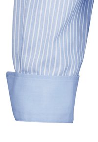 Polsino di camicia a strisce blu chiaro con una superficie liscia. Il tessuto presenta sottili strisce verticali bianche e un bordo del polsino ben cucito.