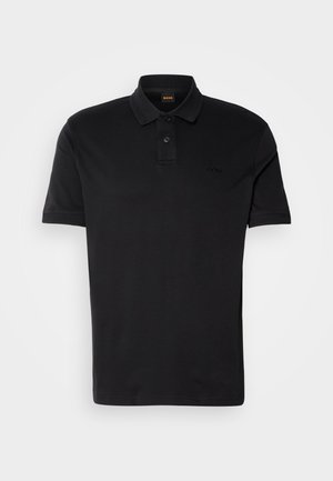 Melns polo krekls, kas izgatavots no kokvilnas, ar klasisku apkakli, divām pogām un izšūtu logotipu krūtīs. Īsas piedurknes.