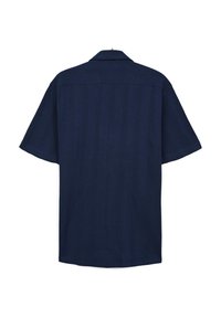 Camisetta a maniche corte di colore blu navy scuro, con collo, in un tessuto leggero e texturizzato, e una vestibilità dritta, con sottili righe verticali.