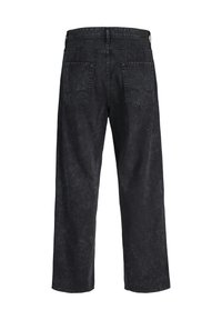 Sorte denim bukser med vid ben og en slidt texture, med en talje med stropper og to baglommer. Enkel syning detalje på lommerne.