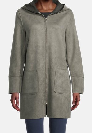 Szara kurtka z kapturem o średniej długości, z zamkiem z przodu i dwoma dużymi przednimi kieszeniami, noszona na ciemnych spodniach.