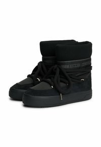 Sorte høj-top sneakers lavet af en blanding af ruskind og stofmaterialer, med tykke snørebånd, en ribbet krave og logo-detaljering på siden.