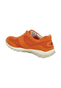 Oranje sneaker met een bovenwerk van gaas en suède accenten, een geveerde zool en ronde randen voor comfort en ademend vermogen.
