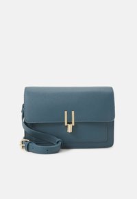 Borsa a tracolla in pelle sintetica di colore verde acqua con finitura testurizzata, dotata di una chiusura a patta magnetica e dettagli in metallo color oro.