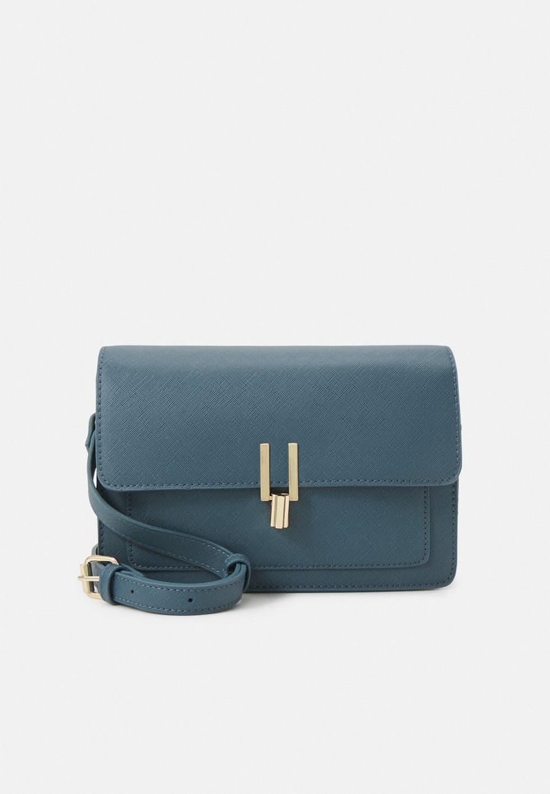 Borsa a tracolla in pelle sintetica di colore verde acqua con finitura testurizzata, dotata di una chiusura a patta magnetica e dettagli in metallo color oro.