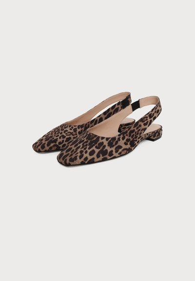 Ženske niske cipele sa remenom straga, špicastim vrhovima i smeđe-crnim leopard uzorkom na tkanini.