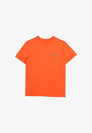 T-shirt arancione brillante a maniche corte con scollo rotondo, con piccolo logo Timberland e testo sul petto a sinistra.