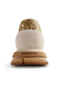 Zapatillas Gioseppo con una parte superior de purpurina dorada, cuerpo de ante beige y suela de goma texturizada con detalle del logo en el talón.