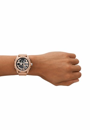 Digitaluhr mit schwarzem Ziffernblatt, Gehäuse aus roségoldfarbenem Kunststoff und strukturiertem Armband. Zu den Merkmalen gehören große Zahlen und Tasten an der Seite.