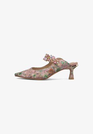 Mule rosa con punta puntiaguda de encaje floral, tacón medio y correa decorativa adornada con incrustaciones de piedras preciosas multicolores.