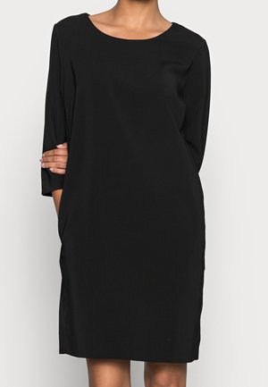 Robe noire en tissu lisse, avec un décolleté rond et des manches trois-quarts, présentant une silhouette simple et droite sans motifs visibles.